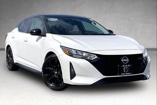 Aspen White Tricoat/Super Black 2025 Nissan Sentra SR