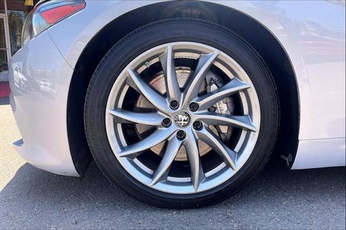 Moonlight Gray Metallic 2022 Alfa Romeo Giulia Ti
