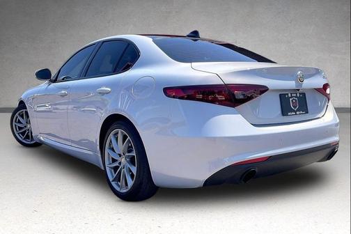 Moonlight Gray Metallic 2022 Alfa Romeo Giulia Ti