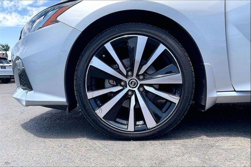 Brilliant Silver Metallic 2020 Nissan Altima SR FWD