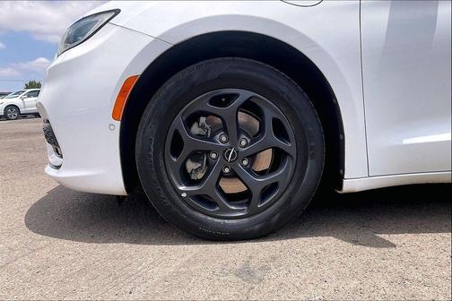 Bright White Clearcoat 2022 Chrysler Pacifica Hybrid Limited