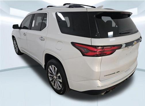 Iridescent Pearl Tricoat 2022 Chevrolet Traverse Premier