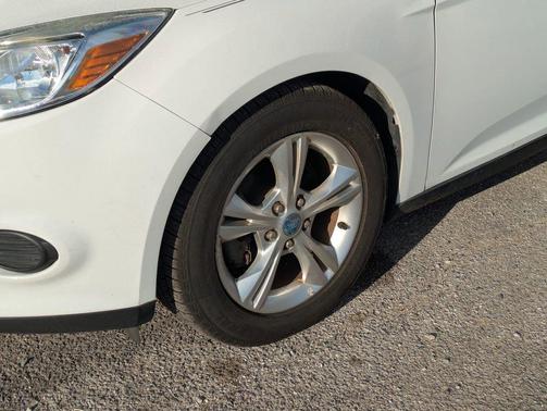 OXFORD WHITE 2013 Ford Focus SE