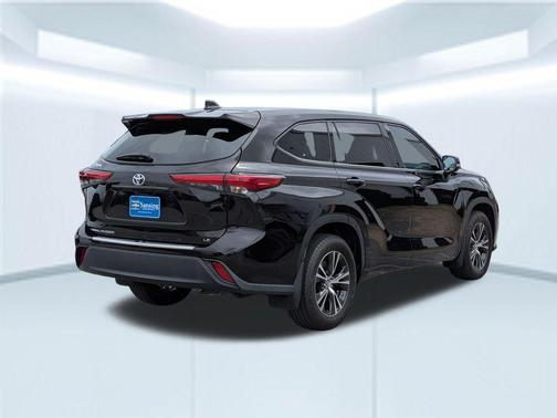 Opulent Amber 2022 Toyota Highlander LE