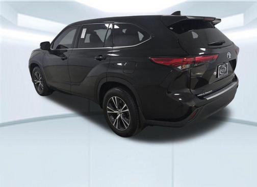 Opulent Amber 2022 Toyota Highlander LE