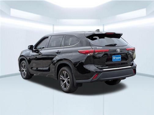 Opulent Amber 2022 Toyota Highlander LE