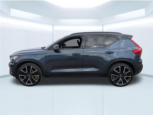 2022 Volvo XC40 T4 R-Design