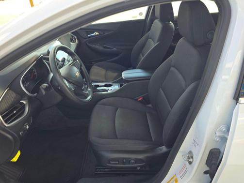 Summit White 2024 Chevrolet Malibu FWD 1LT