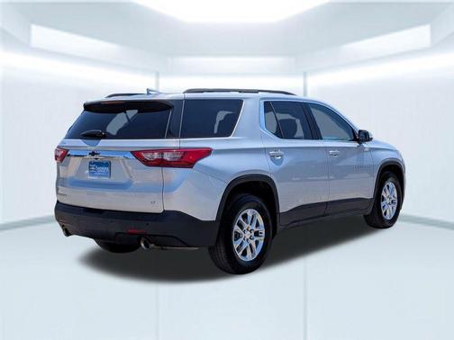 Silver Ice Metallic 2021 Chevrolet Traverse LT Cloth