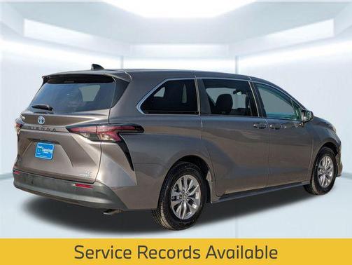 2024 Toyota Sienna LE