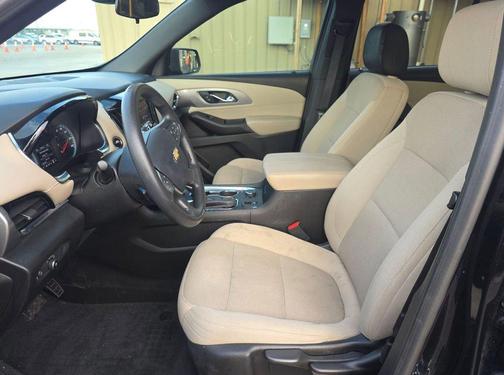 Mosaic Black Metallic 2023 Chevrolet Traverse LS