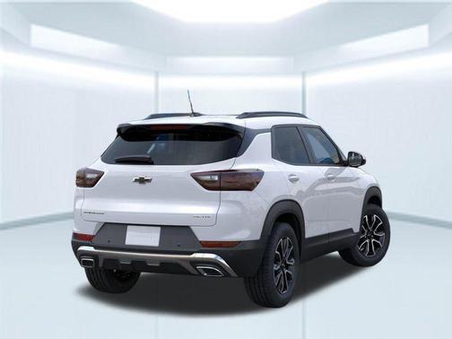 Iridescent Pearl Tricoat 2026 Chevrolet Trailblazer ACTIV