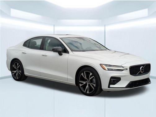 2024 Volvo S60 B5 Plus Dark Theme