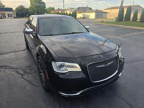 Gloss Black 2018 Chrysler 300 Limited