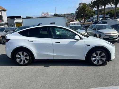 2022 Tesla Model Y Long Range Dual Motor All-Wheel Drive