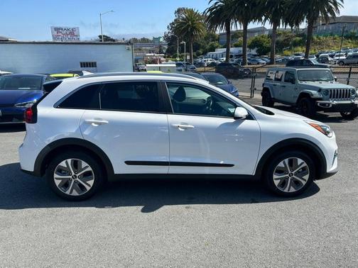 Snow White Pearl 2022 Kia Niro EV S
