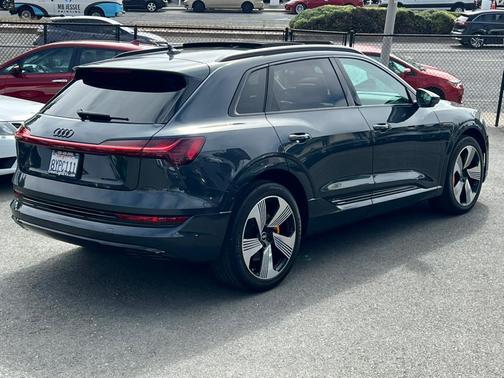 2022 Audi e-tron Premium Plus