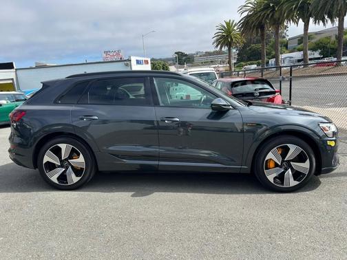 2022 Audi e-tron Premium Plus