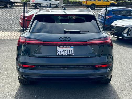 2022 Audi e-tron Premium Plus