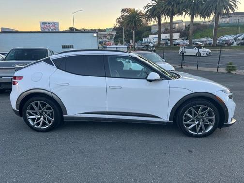 2023 Genesis GV60 Advanced AWD