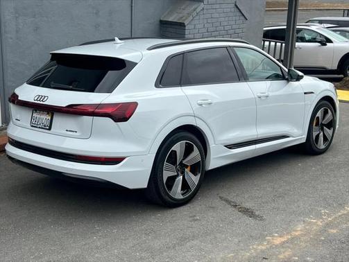 2022 Audi e-tron Premium Plus