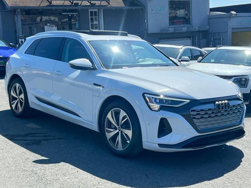 2024 Audi Q8 e-tron Premium Plus