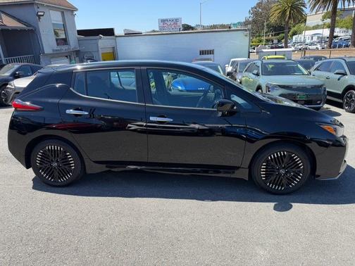 Super Black 2025 Nissan Leaf SV PLUS