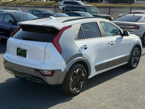 Snow White Pearl 2023 Kia Niro EV Wave