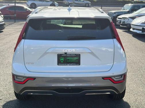 Snow White Pearl 2023 Kia Niro EV Wave