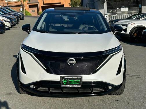 Everest White Pearl Tricoat/Black Diamond Pearl 2023 Nissan ARIYA PREMIERE