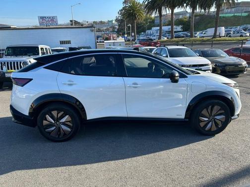 Everest White Pearl Tricoat/Black Diamond Pearl 2023 Nissan ARIYA PREMIERE