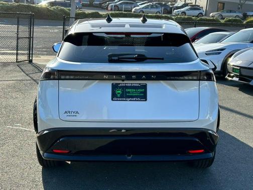 Everest White Pearl Tricoat/Black Diamond Pearl 2023 Nissan ARIYA PREMIERE