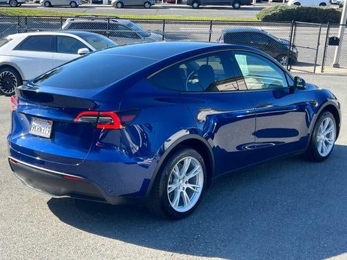 2021 Tesla Model Y Standard Range Rear-Wheel Drive