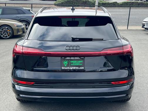2022 Audi e-tron Premium Plus