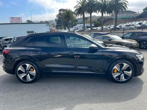 2022 Audi e-tron Premium Plus