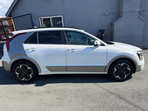 Snow White Pearl 2023 Kia Niro EV Wave