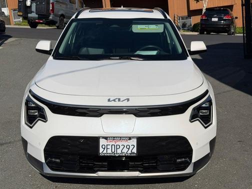 Snow White Pearl 2023 Kia Niro EV Wave