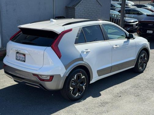 Snow White Pearl 2023 Kia Niro EV Wave