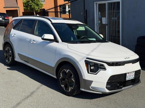 Snow White Pearl 2023 Kia Niro EV Wave