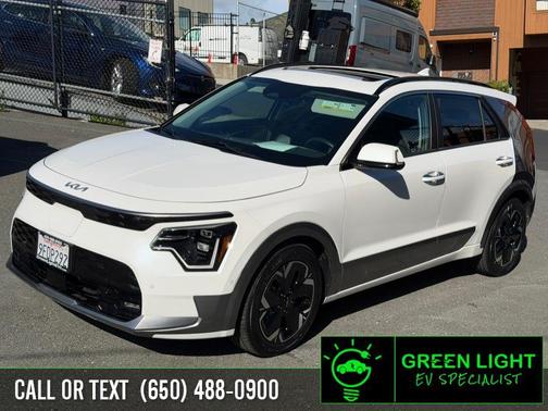 Snow White Pearl 2023 Kia Niro EV Wave
