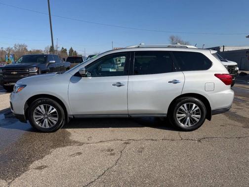 2017 Nissan Pathfinder SV