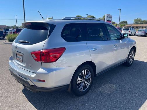 2017 Nissan Pathfinder SL