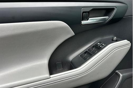 Midnight Black Metallic 2022 Toyota Highlander XLE