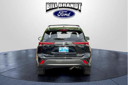 Midnight Black Metallic 2022 Toyota Highlander XLE