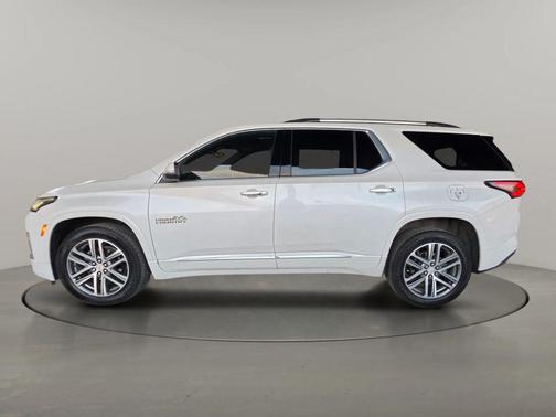 Iridescent Pearl Tricoat 2023 Chevrolet Traverse High Country