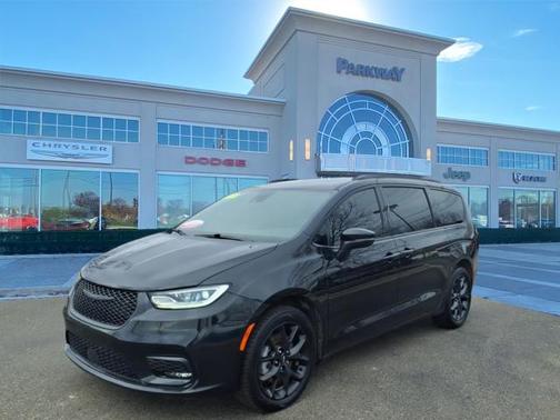 2023 Chrysler Pacifica Touring-L