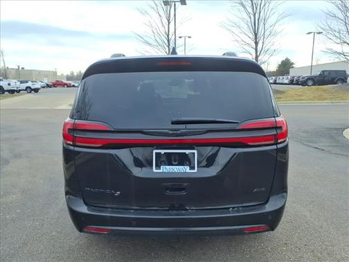 2023 Chrysler Pacifica Touring-L