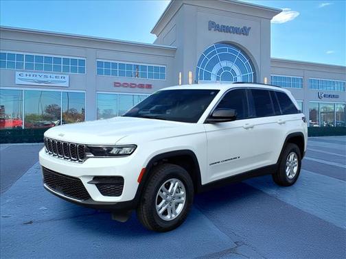 Bright White Clearcoat 2023 Jeep Grand Cherokee Laredo