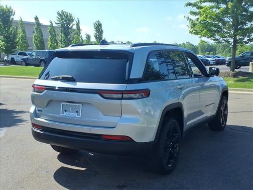 Silver Zynith 2024 Jeep Grand Cherokee Laredo
