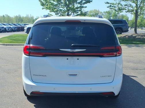 Bright White Clearcoat 2022 Chrysler Pacifica Limited